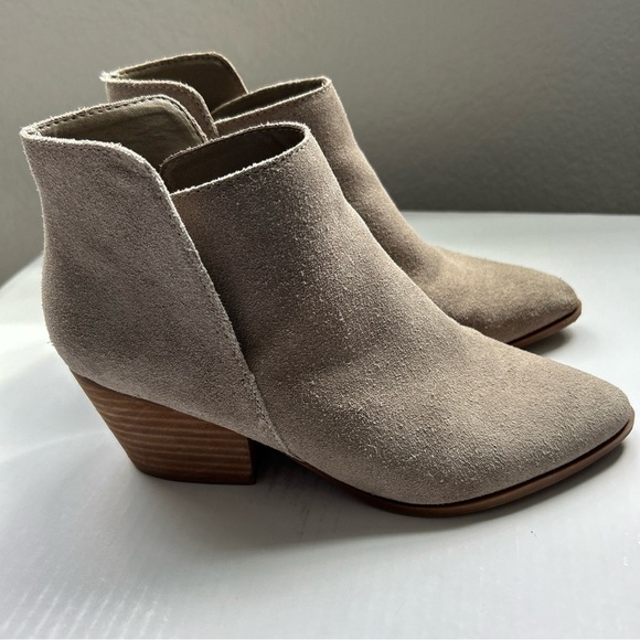 Dolce Vita Daine Bootie in Sage Size 8 Taupe Tan Grey Suede Ankle Boot Classic - Picture 2 of 12